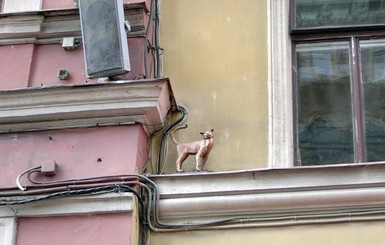 Гуляет сама по себе: в Петербурге украли статую кошки Василисы