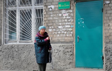 Донецких пенсионеров посылают за деньгами в Мариуполь или Запорожье