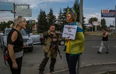 Ирина Довгань, которую в Донецке привязали к столбу, баллотируется в Раду