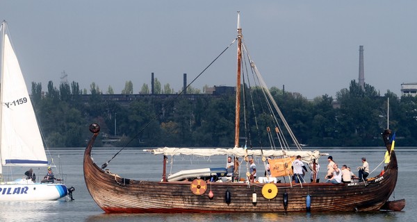 Древнеславянская ладья вернулась в Днепропетровск из кругосветки