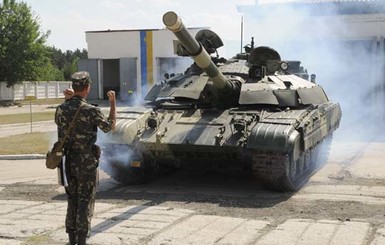 Киев перебросил тяжелую технику к границам с Россией