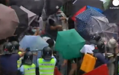 В Гонконге полиция применила перцовый газ против 