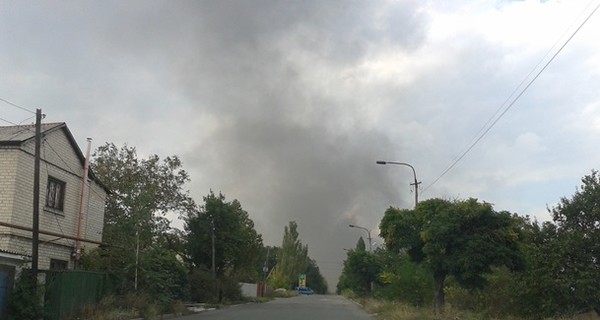 СМИ: В Макеевке обстреляли нефтебазу, сгорел склад