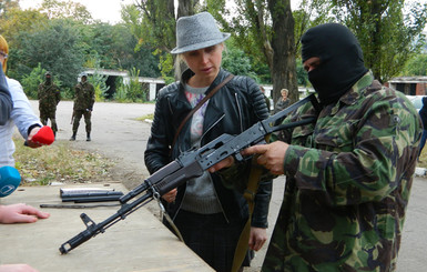 В Одессе за оружие взялись дамы 