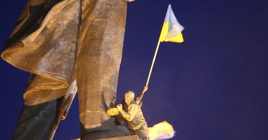 Ленина в Харькове пилят по частям
