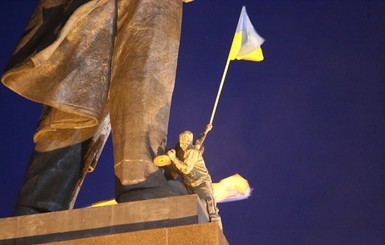 Ленина в Харькове пилят по частям