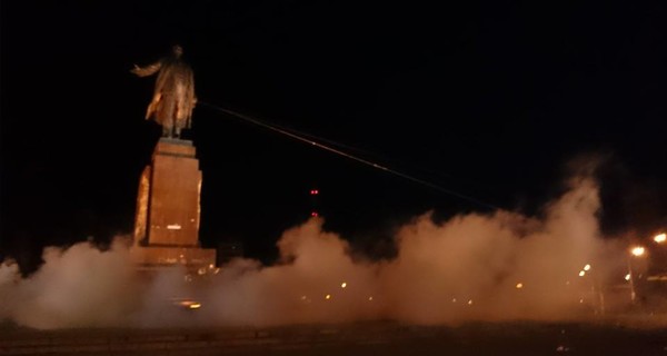 Харьковский Ленин закачался