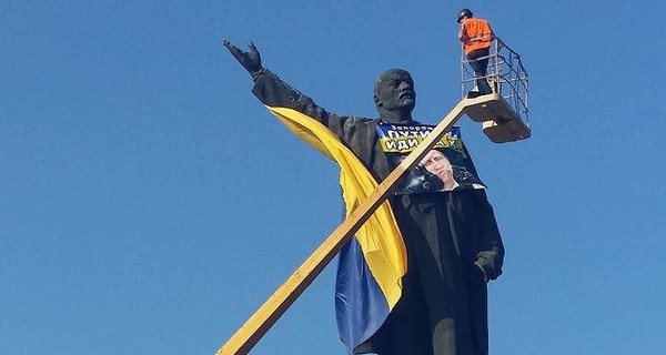 В Запорожье памятник Ленину взяли под круглосуточную охрану