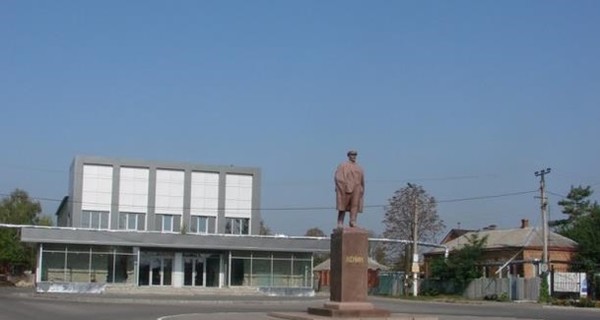 Под  Харьковом свалили еще один памятник Ленину