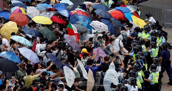 Протестующие в Гонконге придумали себе опознавательный знак