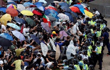 Протестующие в Гонконге придумали себе опознавательный знак