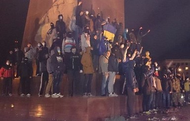 В Харькове на площади Свободы произошла потасовка