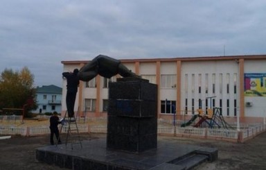 В Сватово снесли памятник Ленину