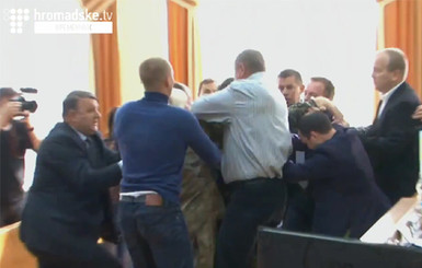 В Кременчуге депутаты подрались на сессии горсовета 