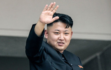 СМИ: Ким Чен Ын повредил обе лодыжки
