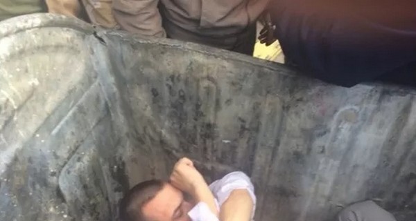 В Киеве главу избиркома выбросили в мусорный бак