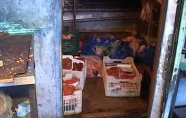 В Киеве мясные продукты фасовали в гараже