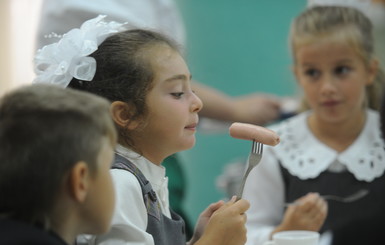 У киевских школьников хотят отнять бесплатное питание