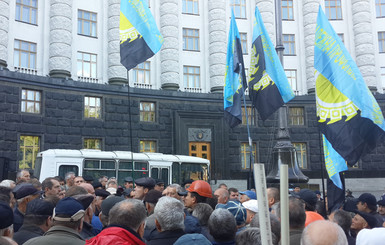 Митингующие под Кабмином горняки хотят отправить Яценюка в шахту