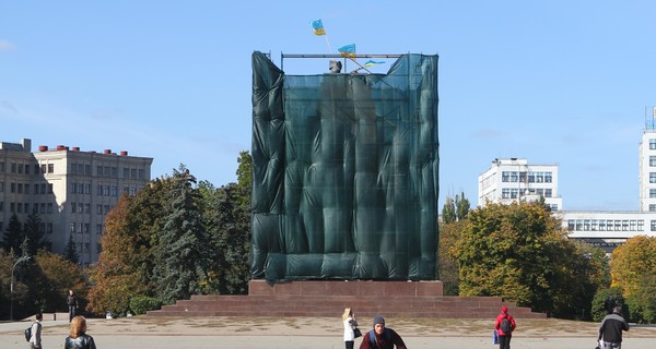 Место, где стоял Ленин, одели в строительные леса