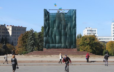 Место, где стоял Ленин, одели в строительные леса