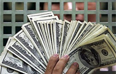 НБУ продал банкам доллары для обменок