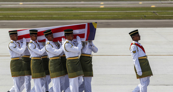 Еще пять тел погибших Боинга-777 доставили в Малайзию