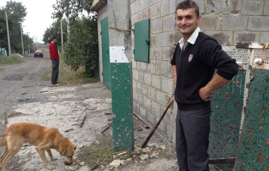В Донецке единственный оставшийся житель улицы кормит всех соседских собак