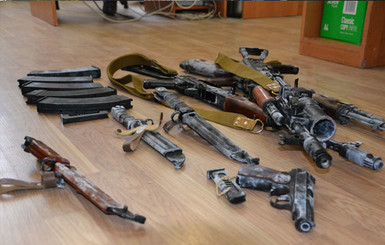 На Львовщине мужчина нашел в лесу автоматы Калашникова и пистолет Макарова