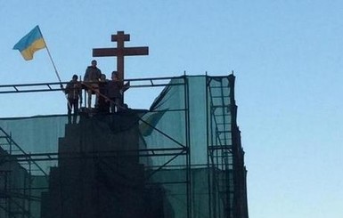 В Харькове вместо Ленина поставили крест
