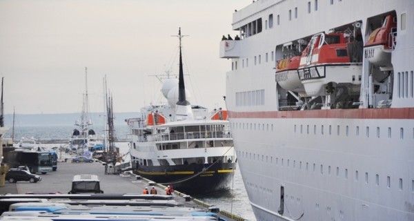 В Одессе гостят лайнер-ветеран и немецкое судно со скульптурами