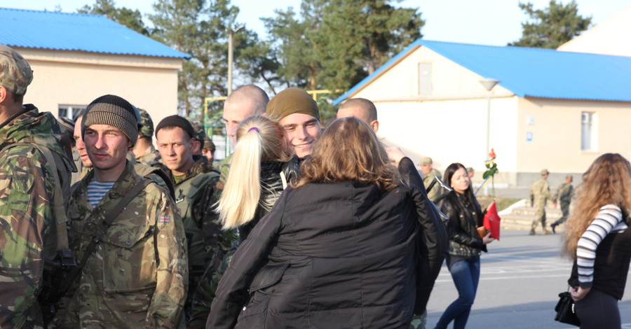 Днепропетровских десантников, прибывших из зоны АТО, встречали с котятами и щенками 