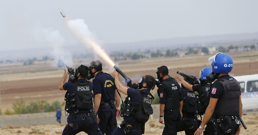 Полиция Турции бросила гранату с газом в машину журналистов 