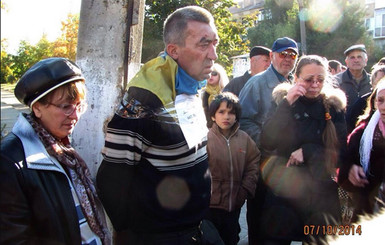 Мужчину с украинским флагом привязали к столбу в Зугрэсе