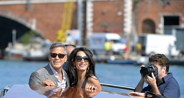 Клуни проводит медовый месяц в деревне