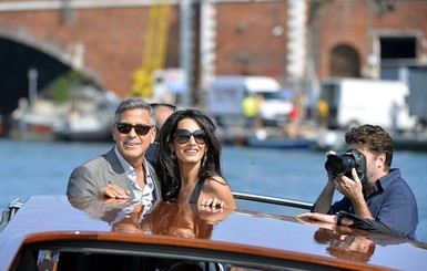 Клуни проводит медовый месяц в деревне
