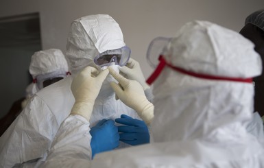 СМИ: Испанская медсестра, зараженная Эболой, пошла на поправку