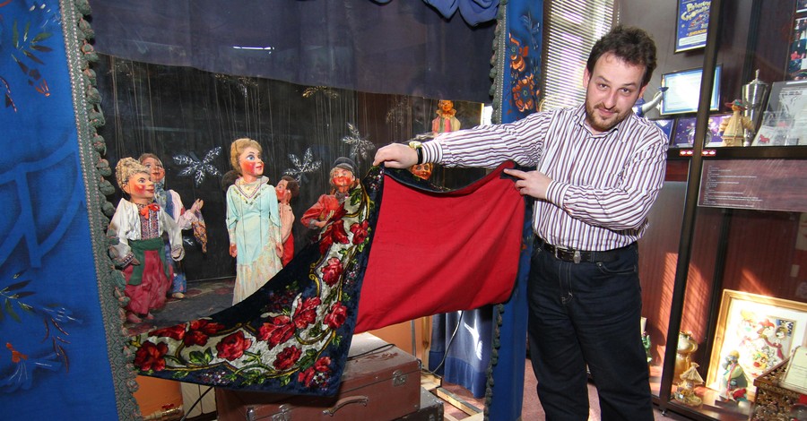 Юбилей харьковского Музея театральных кукол: 90-летняя пионерка Нюра отдыхает на пенсии, а черт курит на сцене