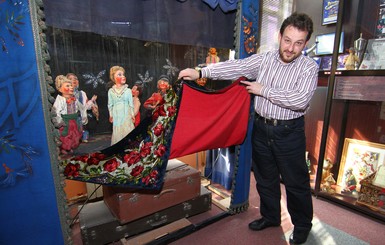 Юбилей харьковского Музея театральных кукол: 90-летняя пионерка Нюра отдыхает на пенсии, а черт курит на сцене