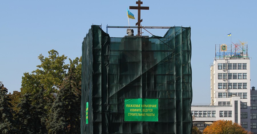 Крест, установленный вместо харьковского Ленина, исчез