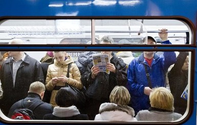 В киевском метро появились новые необычные объявления 