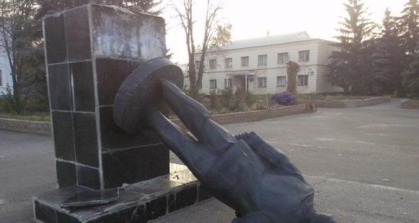 В Луганской области пал еще один Ленин