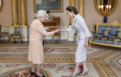 Джоли получила награду из рук королевы Елизаветы II