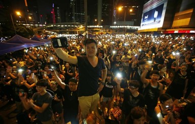 В Гонконге полиция начала разбирать баррикады