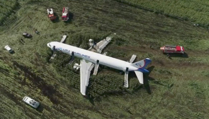 В России посреди кукурузного поля экстренно сел самолет