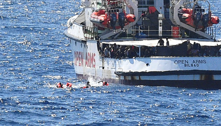 Девять мигрантов выпрыгнули за борт судна у берегов Италии