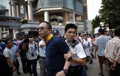 Противники демократов в Гонконге выразили акции протест: 