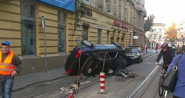 В центре Львова в пешеходной зоне перевернулся автомобиль