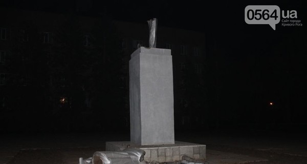 Ленинопад в Кривом Роге: свалили третий памятник