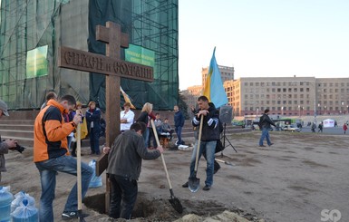 В Харькове возле постамента Ленину вкопали крест